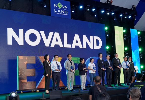 Đại diện Tập đoàn Novaland tri ân các đối tác chiến lược đồng hành cùng Novaland Expo tháng 12-2019.